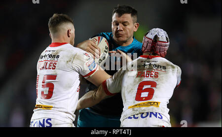 Leeds Rhinos Brett Ferres est abordé par St Helens Saints' Morgan Knowles (à gauche) et Theo Fages (à droite) au cours de la Super League Betfred match au stade totalement méchants, St Helens. Banque D'Images