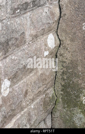 Mur fissuré. Métaphore petit écart, fermer l'écart, la dégradation des infrastructures, ligne de faille. Banque D'Images