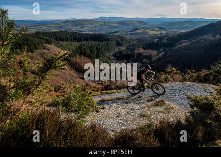 Une femme monte un vtt sur un sentier au MCG Rhaeadr dans Carmarthenshire, au sud ouest du pays de Galles. Banque D'Images