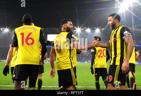 Troy Deeney de Watford (à droite) célèbre marquant son cinquième but du côté du jeu avec ses coéquipiers au cours de la Premier League match au Cardiff City Stadium. Banque D'Images