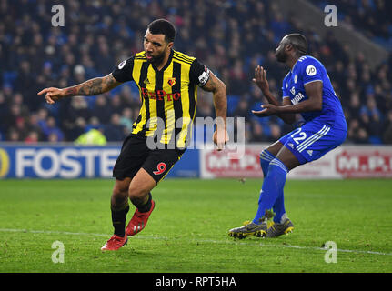 Troy Deeney de Watford (à gauche) célèbre marquant son quatrième but du côté du jeu au cours de la Premier League match au Cardiff City Stadium. Banque D'Images