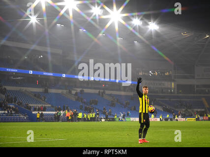 Gerard Deulofeu du Watford célèbre avec le match ball après avoir marqué un hat trick après le coup de sifflet final lors de la Premier League match au Cardiff City Stadium. Banque D'Images