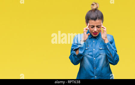 Belle jeune femme sur fond isolé avec la main sur la tête pour la douleur dans la tête parce que le stress. Souffrant de migraines. Banque D'Images