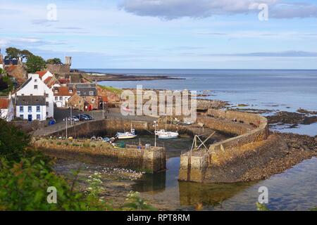 Petit port Médiéval et village de pêcheurs de Crail, Fife le long de la côte en été. L'Écosse, au Royaume-Uni. Banque D'Images