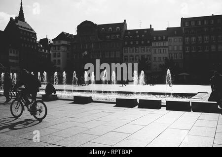 STRASBOURG, FRANCE - OCT 26, 2018 : Strasbourg Place Kleber sur une chaude journée d'été avec des centaines de personnes les touristes et les habitants de marcher le matin - noir et blanc Banque D'Images