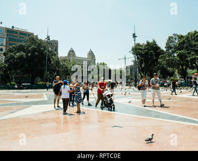 Barcelone, Espagne - circa 2018 : POV à adultes et personnes âgées personnes traversant central animé de Barcelone sur la Placa de Catalunya, la sécurité sur une chaude journée d'été Banque D'Images