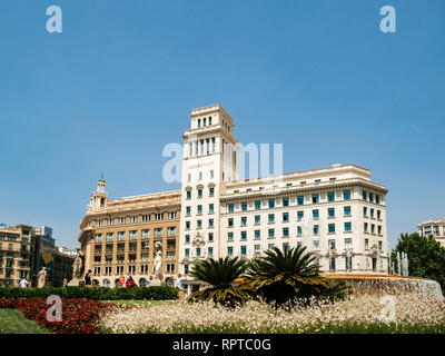 Barcelone, Espagne - 1 juin 2018 : Plaça de la Rambla Catalunya avec fontaine et l'Iberostar Hotel Majestic - vue grand angle de la ville européenne au chaud cinématographiques Banque D'Images