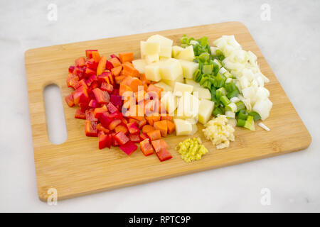 Légumes hachés sur une planche à découper en bambou Banque D'Images