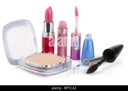 Poudre de maquillage, rouge à lèvres, un brillant à lèvres et le mascara eyeliner isolé sur fond blanc Banque D'Images