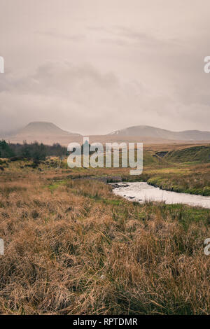 Nuages sur le Carmarthen Fans avec Fan Brycheiniog et Picws Du montagnes dans le paysage du parc national de Brecon Beacons, Carmarthenshire, Pays de Galles, Royaume-Uni Banque D'Images