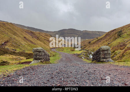 Chemin menant à travers les Montagnes Noires à Picws Du durant l'hiver dans le parc national de Brecon Beacons, dans le sud du Pays de Galles, Royaume-Uni Banque D'Images