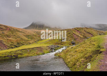 Les montagnes noires (Carmarthen Fans) avec Fan Brycheiniog enshrouded dans les nuages, en hiver, dans le parc national de Brecon Beacons, Pays de Galles, Royaume-Uni Banque D'Images