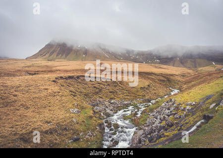 Et la rivière Afon Sawdde Carmarthen Fans avec le pic de Fan Brycheiniog enshrouded en nuages dans le parc national de Brecon Beacons, dans le sud du Pays de Galles, Royaume-Uni Banque D'Images