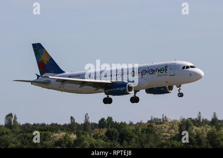 Un Airbus A320-200, de la défunte petite planète compagnies aériennes, atterrit à l'aéroport de Poznan-Lawica en Pologne Banque D'Images