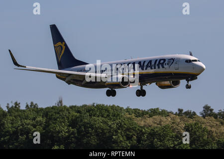 Un Boeing 737-800 exploité par Ryanair, atterrit à l'aéroport de Poznan-Lawica en Pologne Banque D'Images