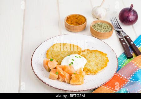 Galettes de pommes de terre avec sauce blanche et saumon fumé. Studio Photo Banque D'Images