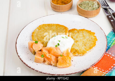 Galettes de pommes de terre avec sauce blanche et saumon fumé. Studio Photo Banque D'Images