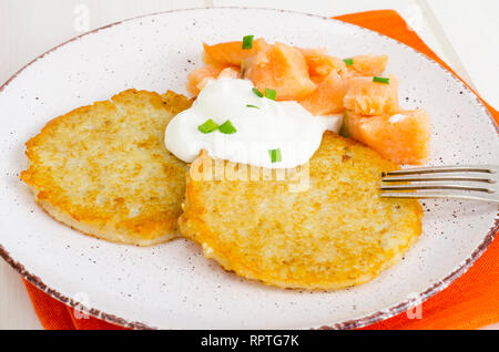 Galettes de pommes de terre avec sauce blanche et saumon fumé. Studio Photo Banque D'Images