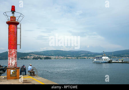 Pescando en El Puerto de San Adrián en la Ría de Vigo. Pontevedra. La Galice. España Banque D'Images