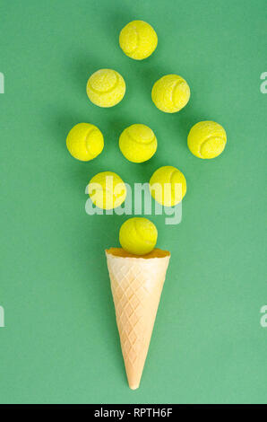 Cornet gaufré avec bandes de caoutchouc jaune sur fond lumineux. Studio Photo Banque D'Images