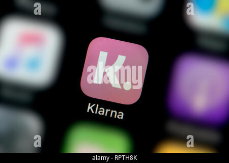 Un gros plan de l'icône de l'application, Klarna comme vu sur l'écran d'un téléphone intelligent (usage éditorial uniquement) Banque D'Images