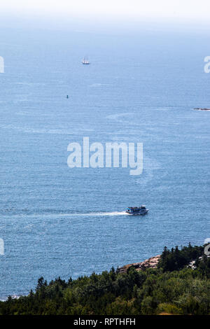Bateau-mouche et un voilier au large de la côte à Adadia National Park, Maine, USA Banque D'Images