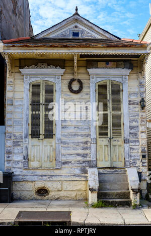 Extérieur d'un vieux fusil de chambre en mauvais état, run down house, le centre-ville de New Orleans, New Orleans French Quarter, La Nouvelle-Orléans, Louisiane, Etats-Unis Banque D'Images