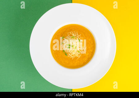 Plaque blanche avec purée de légumes sur fond lumineux. Studio Photo Banque D'Images