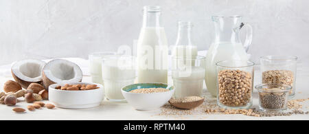 Journal non vegan le lait. D'autres types de produits laitiers. La nourriture végane concept. Panorama, banner Banque D'Images