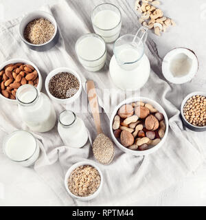 Journal non vegan le lait. D'autres types de produits laitiers. Concept alimentaire végétalien Banque D'Images