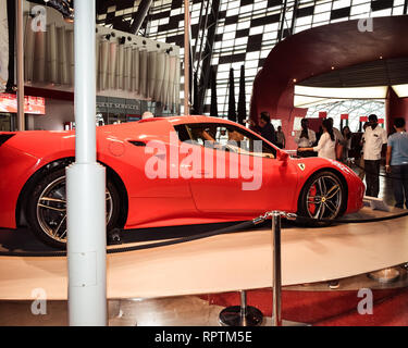 Dubaï - 10 octobre 2018 : Ferrari Enzo est exposée au salon de l'auto. à l'intérieur d'un pavillon pour les visiteurs. Banque D'Images