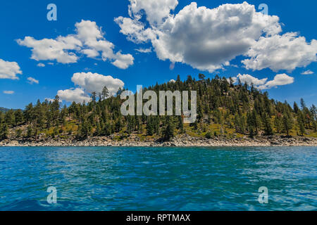 Montagnes à terre à travers l'eau cristalline de l'eau turquoise, de la voile sur le lac Tahoe en Californie, USA Banque D'Images