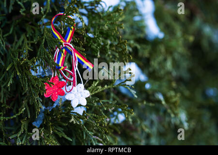 Symbole de l'amitié & l'amour - Martisor en rouge et blanc avec de la chaîne tassel. Martisor est le roumain ou moldave talisman traditionnels fabriqués à la main. Banque D'Images