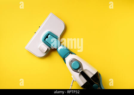 Nettoyeur vapeur mop sur fond jaune. Haut de la vue, télévision lay. Bannière avec copie espace. Le concept de service de nettoyage. Banque D'Images