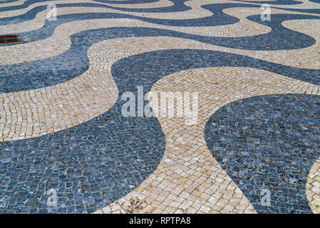 À motifs noir et blanc carreaux de pavage dans la ville de Lisbonne, Portugal Banque D'Images