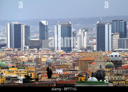 Naples, Italie. Une vue sur le centre historique de la ville et de l'l'Centro Direzionale, c'est un centre de service à Naples, en Italie. Le quartier est principalement consacrée à l'entreprise. Le projet du Centro Direzionale remonte à 1964. Il a été conçu en 1982 par l'architecte japonais Kenzo Tange. au premier plan, sur la droite,la façade blanche du Duomo (cathédrale) : l'anglais. Banque D'Images