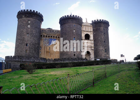 Naples, Italie. Le Castel Nuovo (anglais : 'Nouveau Château'), souvent appelé Maschio Angioino (anglais : 'Garder' Angevin), est un château médiéval situé en face de la Piazza Municipio et l'hôtel de ville (Palazzo San Giacomo) dans le centre de Naples, Campanie, Italie. C'est emplacement magnifique et imposante taille rend le château, d'abord érigée en 1279, l'un des principaux monuments architecturaux de la ville.Il a été le siège des rois de Naples, Anjou, Plaja et Borbone jusqu'en 1734. Le dernier événement important remonte à 1799, où la naissance de la République napolitaine fut proclamée. Banque D'Images