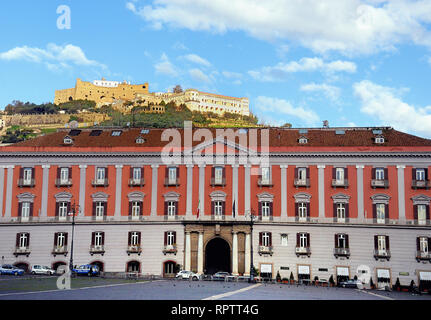 Naples, Italie. Le Palazzo della Prefettura ou Palais de la préfecture est un palais monumental situé sur la Piazza del Plebiscito. Le palais précédemment appelé Palazzo della Foresteria, a été commandé par Ferdinand I des Deux-siciles en maison d'hôtes dans les jardins de son palais royal. L'actuel bâtiment néoclassique et son jumeau de l'autre côté de la piazza, ont été conçus par le 19e siècle les architectes Leopoldo Laperuta et Antonio De Simone. En 1890 Antonio Curri décoré le premier étage Caffè Gambrinus, pour attirer des artistes. Banque D'Images