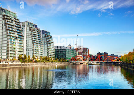 2 novembre 2018 : les quais de Salford, Manchester, UK - Le Manchester Ship Canal, avec le bassin du Huron, le pied de Detroit et le pont NV vacances construire Banque D'Images