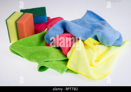 Les éponges à récurer multicolores, des lingettes de nettoyage. Studio Photo Banque D'Images