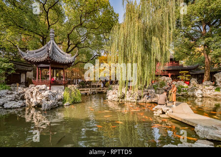 29 Novembre 2018 : Shanghai, Chine - Lac avec les poissons d'ornement dans le Jardin Yu, une partie de la vieille ville de Shanghai. Banque D'Images