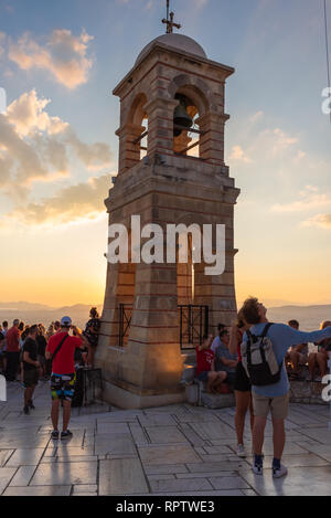 Athènes, Grèce - 13 septembre 2018 : tour en haut de la colline du Lycabette avec un groupe de touristes. Banque D'Images