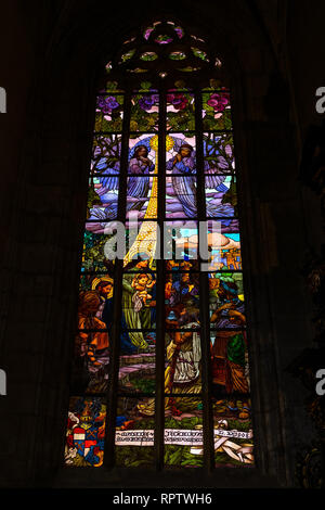 KUTNA HORA, RÉPUBLIQUE TCHÈQUE - le 26 octobre 2018 : l'intérieur de l'église Sainte Barbara.Vitraux avec scènes de la vie des saints. Banque D'Images