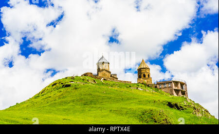 Vue sur l'église de trinité Gergeti - Tsminda Sameba - Église sainte trinité Gergeti près du village d'en Géorgie, sous le mont Kazbegi Banque D'Images