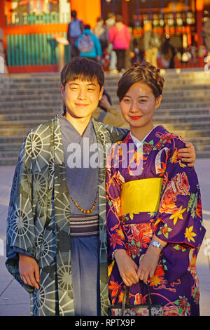 Jeune couple japonais en costume traditionnel avec woman wearing kimono à Kyoto. Banque D'Images