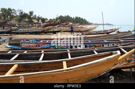 Pirogues artisanales à la plage de Mbour, la Petite Côte, au Sénégal Banque D'Images