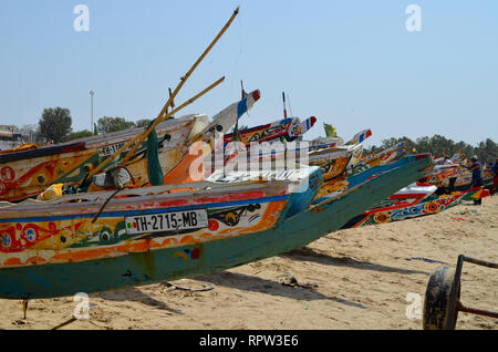 Pirogues artisanales à la plage de Mbour, la Petite Côte, au Sénégal Banque D'Images