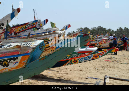 Pirogues artisanales à la plage de Mbour, la Petite Côte, au Sénégal Banque D'Images