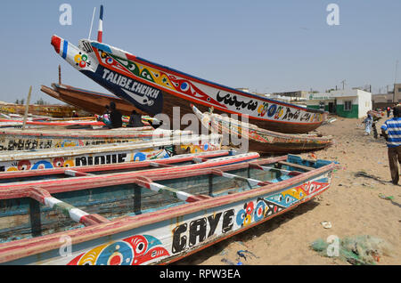 Pirogues artisanales à la plage de Mbour, la Petite Côte, au Sénégal Banque D'Images