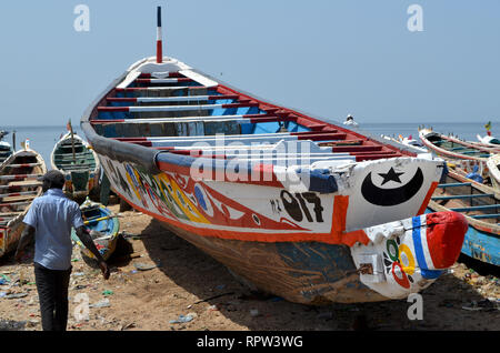 Pirogues artisanales à la plage de Mbour, la Petite Côte, au Sénégal Banque D'Images